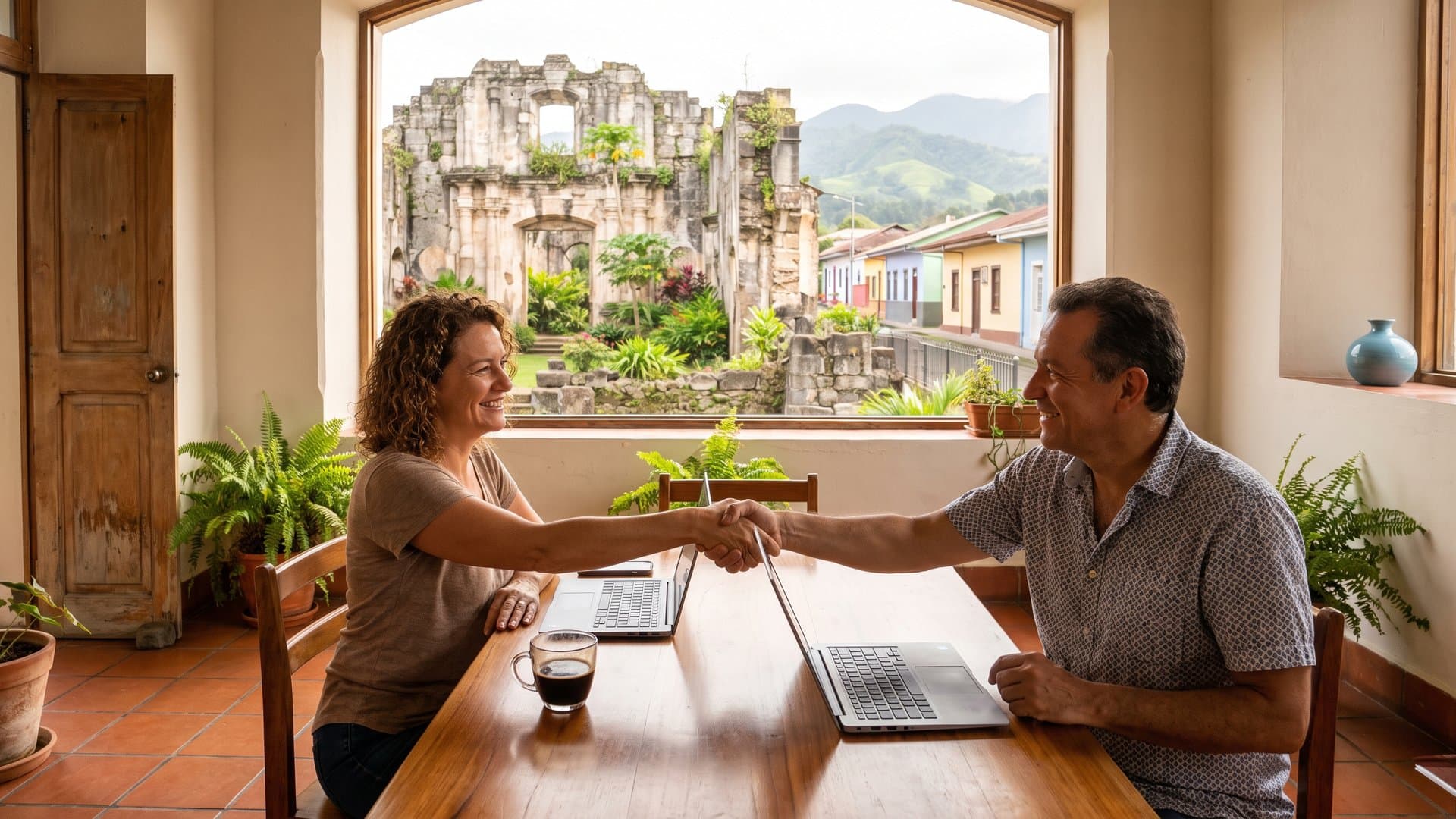 Dos pequeños empresarios se dan la mano en un coworking luminoso